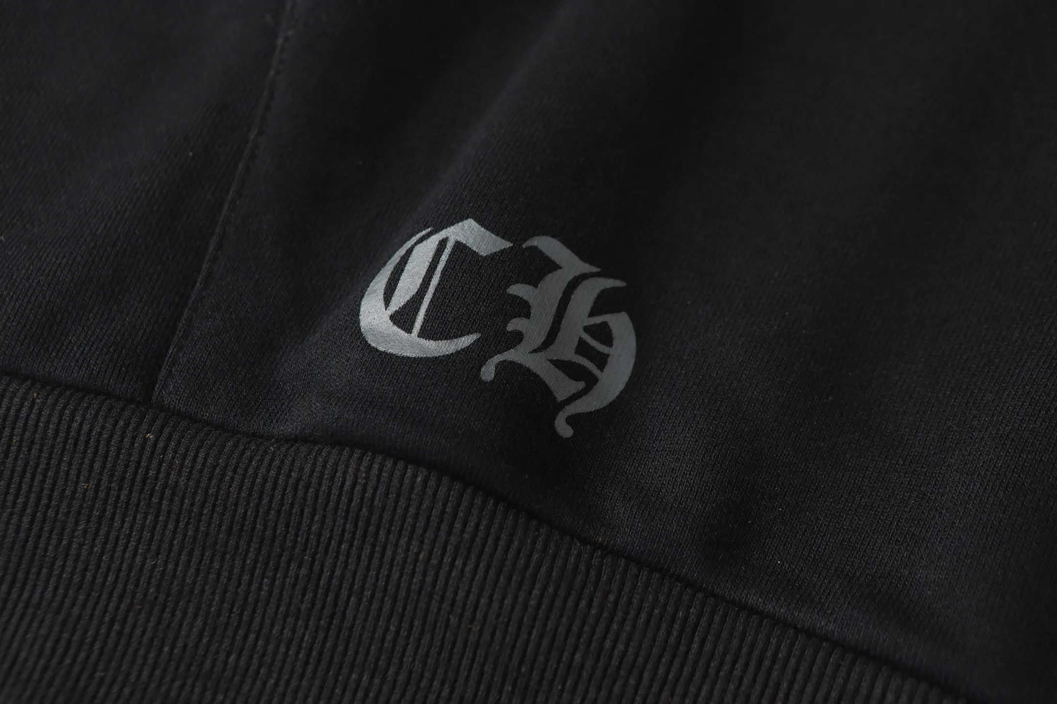 P240 Cross-border model, please do not place an order if you are pursuing quality - Chrome Hearts/Chrome Hearts Horseshoe Sanskrit printed hooded sweatshirt - High weight, high density and high quality. The wool is soft, delicate and skin-friendly. Soft and silky to the touch. Excellent warmth and skin-friendly properties. - Custom-woven and custom-dyed. No color difference. No matter the fabric or workmanship details, it is better than the ordinary version on the market. - Hardware and zipper accessories are all customized. Full of details - Color: black - Size: S M L XL